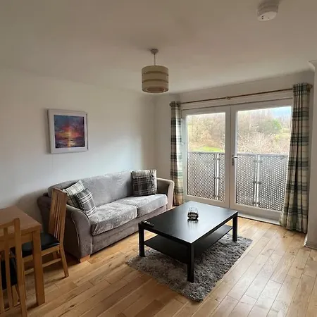 Modern 2 Bedroom Flat Near Centre *