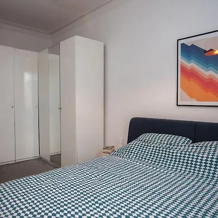 Stylish Contemporary Flat Near Queen's Park Apartment