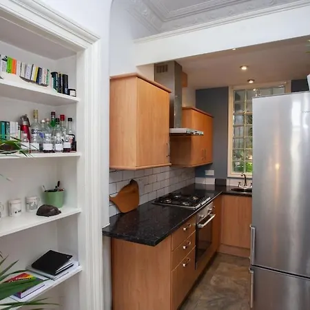Stylish Contemporary Flat Near Queen's Park Apartment *