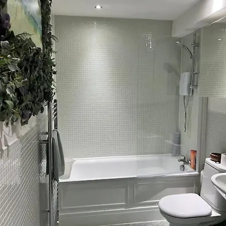 Lovely, Cosy Bedroom Close To Queen Street Station Apartment