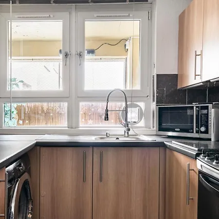 Apartment Lovely 1-bedroom With Balcony In West End