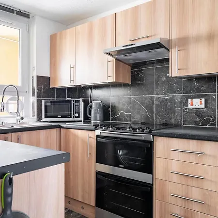 Lovely 1-bedroom With Balcony In West End Glasgow