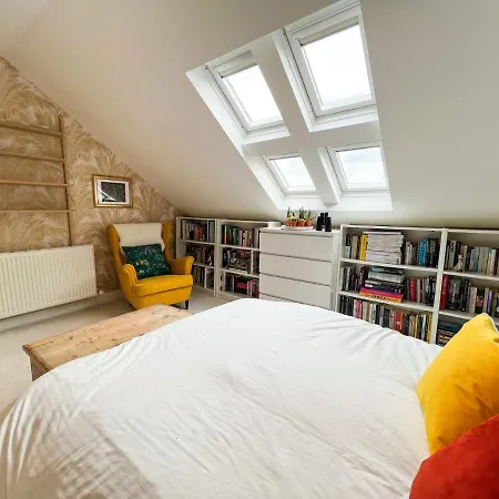 דירה 3-bed Bonny Flat - West End Centre גלאזגו