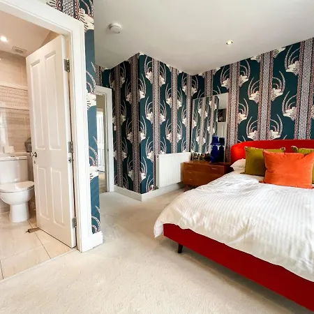 3-bed Bonny Flat - West End Centre *