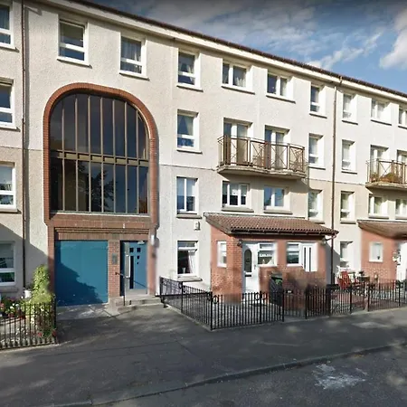 Lovely 3 Bed In With Free Parking * Glasgow