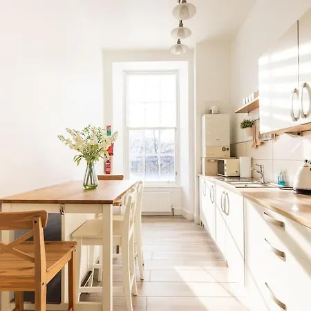 West End 5 Min Walk To Secc And Hydro شقة