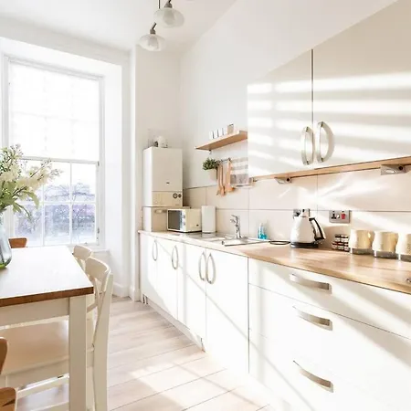 West End 5 Min Walk To Secc And Hydro شقة