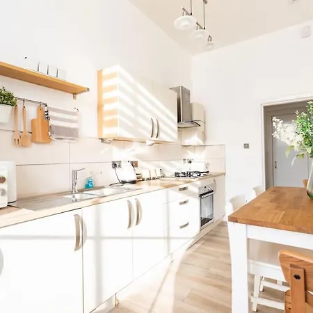 Apartment West End 5 Min Walk To Secc And Hydro *