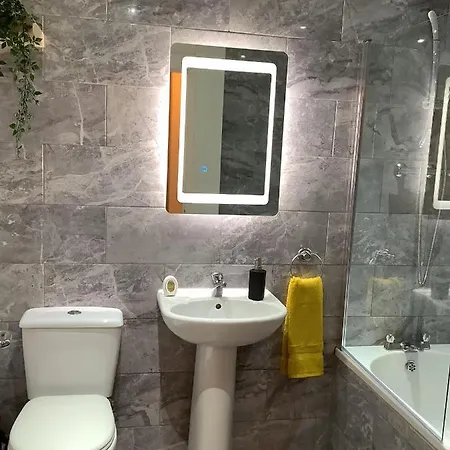 Ground Floor With Garden غلاسغو