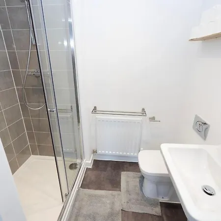 Joivy Stylish House With Garden & Parking Glasgow