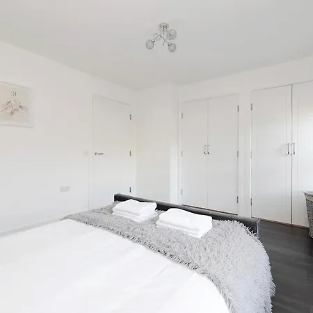 Joivy Stylish House With Garden & Parking Holiday home Glasgow
