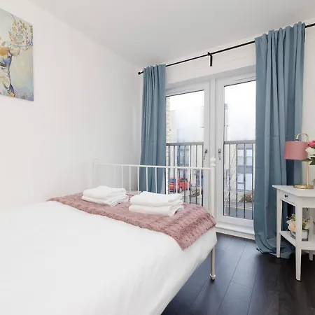 Holiday home Joivy Stylish House With Garden & Parking Glasgow