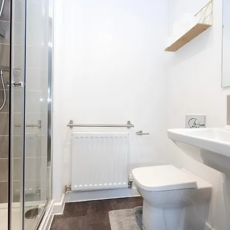 Holiday home Joivy Stylish House With Garden & Parking Glasgow