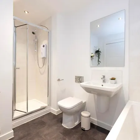 Joivy Stylish House With Garden & Parking Glasgow