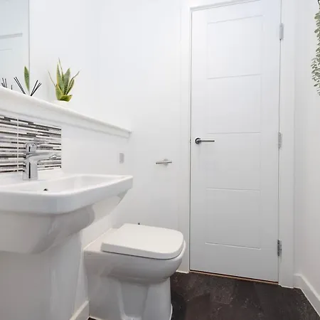 Joivy Stylish House With Garden & Parking