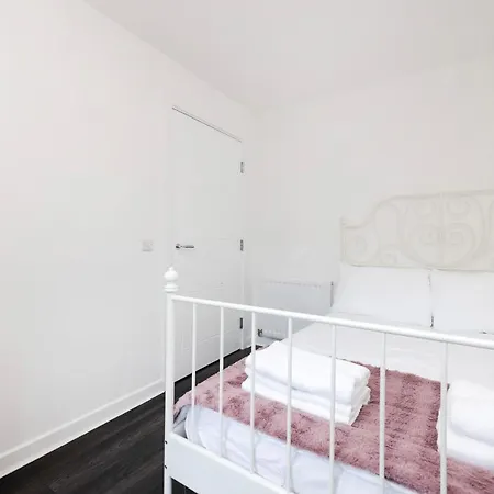 Semesterbostad Stylish 3br With Garden & Free Parking - Near O2 Academy & Centre