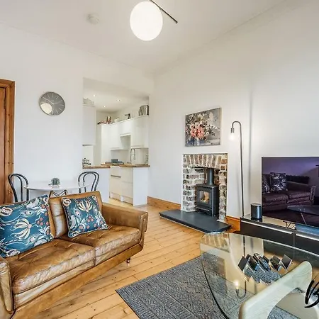 Vavin - Central - Cozy 2 Br-1ba - Free Parking Apartment
