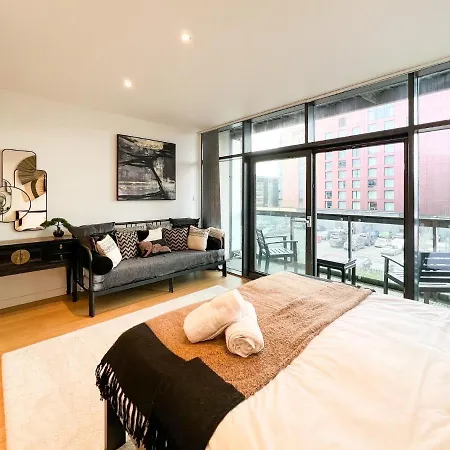 Lovely 2 Bed Duplex With Hydro Views Daire Glasgow