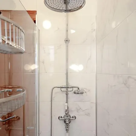 Vavin - Central - Cozy 2 Br-1ba - Free Parking