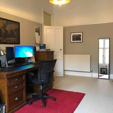 Spacious 3 Bed Flat In The Heart Of The West End. Appartement *