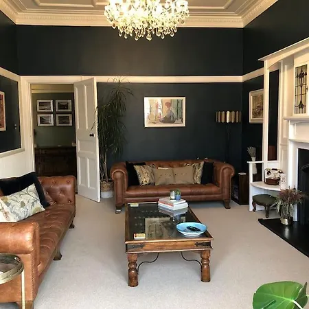 Spacious 3 Bed Flat In The Heart Of The West End.