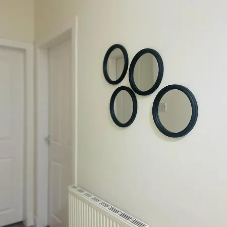 Immaculate 3-bed In Close To M8 *