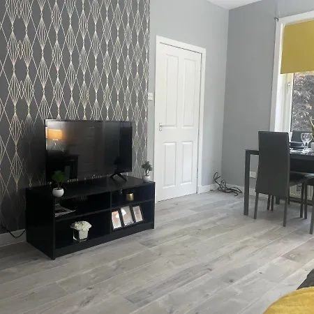 Immaculate 3-bed In Close To M8 Apartment Glasgow