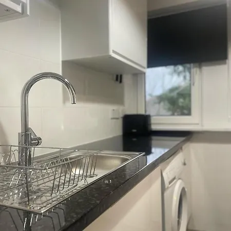 Immaculate 3-bed In Close To M8 Apartment *