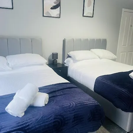 Apartment Immaculate 3-bed In Close To M8