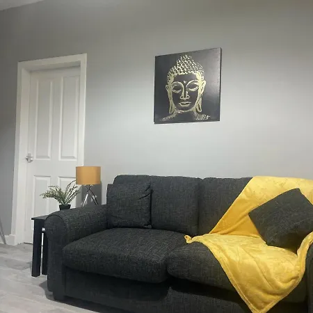 Apartment Immaculate 3-bed In Close To M8 *