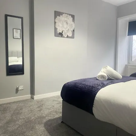 Immaculate 3-bed In Close To M8 *