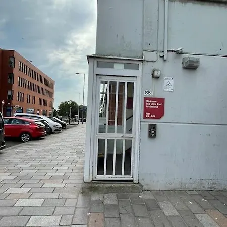 West End Hidden Gem - Modern 2-bedroom With Residents Patio Glasgow