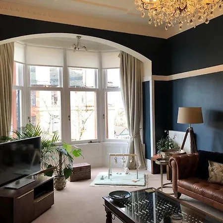 Spacious 3 Bed Flat In The Heart Of The West End. *