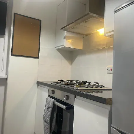 Immaculate 3-bed In Close To M8 Apartment *