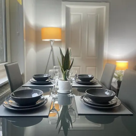 Apartment Immaculate 3-bed In Close To M8 Glasgow