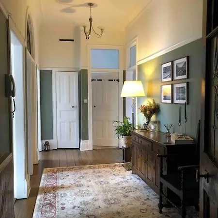 Spacious 3 Bed Flat In The Heart Of The West End. *