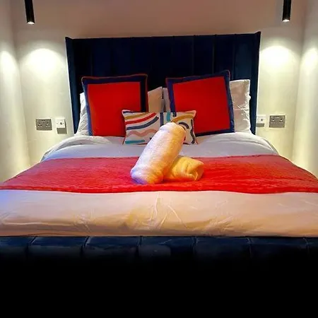 Stunning 1 Bed In West End Appartement *