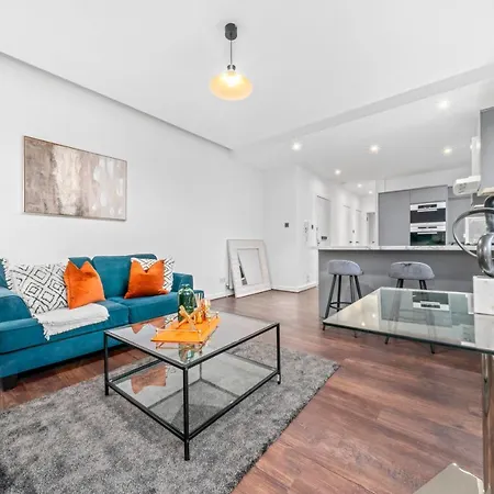 Modern With Free Parking Near Town & Green Apartment