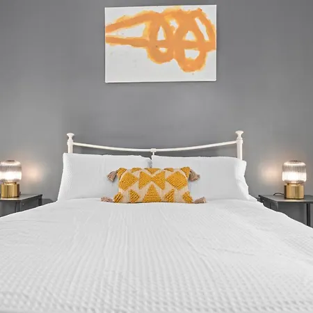 Modern With Free Parking Near Town & Green *