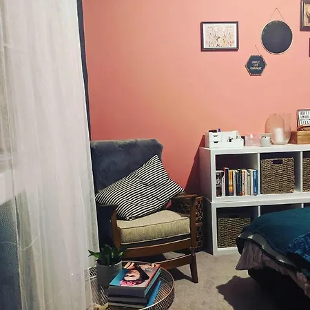 Colourful, Comfortable Flat In Heart Of West End *