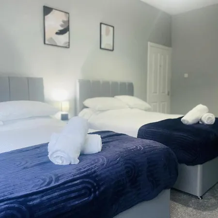 Immaculate 3-bed In Close To M8 *