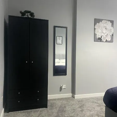 Immaculate 3-bed In Close To M8 Apartment *