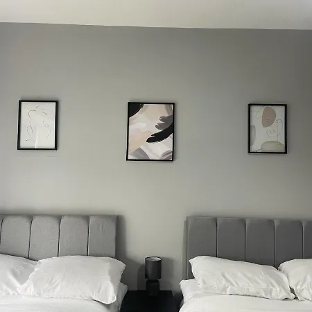 Immaculate 3-bed In Close To M8 Apartment
