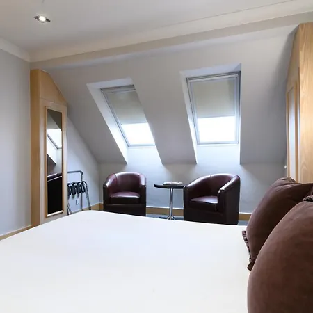 Glynhill & Near Airport 4*