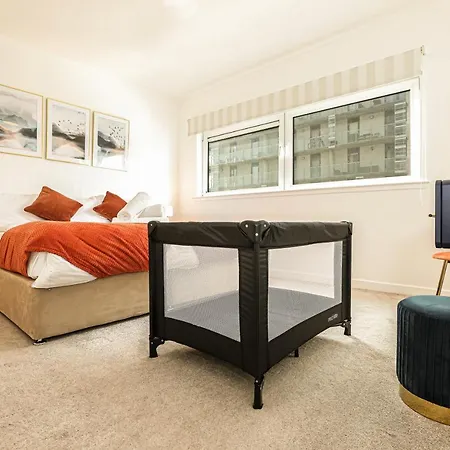 Riverside Modern 2 Bedroom Flat