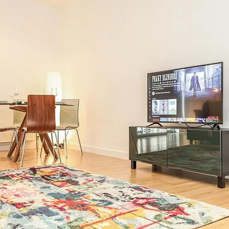 Riverside Modern 2 Bedroom Flat Glasgow