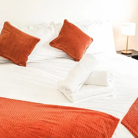 Riverside Modern 2 Bedroom Flat