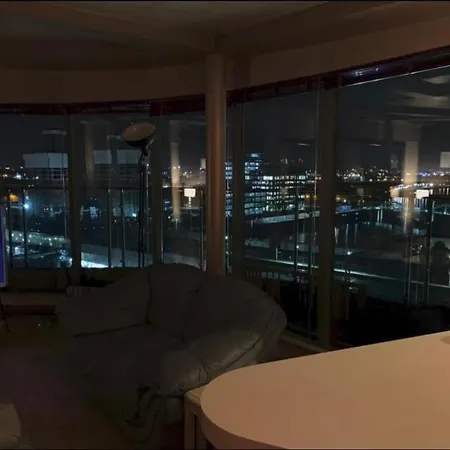 Apartament Designer Penthouse With Riverviews - G1 Centre, 3 Bedrooms, 2 Bathrooms, 1 Living / Kitchen. Full Floor, Wrap Around Terrace, Panoramic Views, Off Station / Buchanan Street