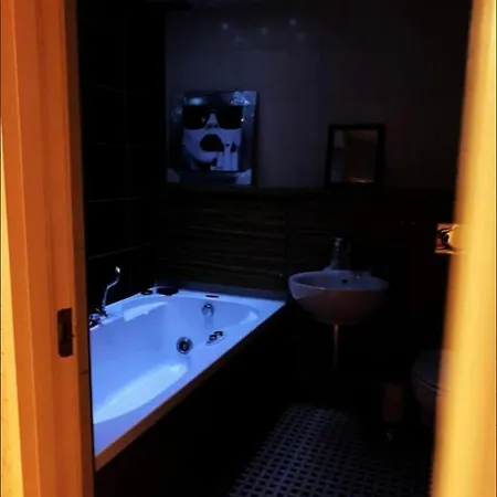 Designer Penthouse With Riverviews - G1 Centre, 3 Bedrooms, 2 Bathrooms, 1 Living / Kitchen. Full Floor, Wrap Around Terrace, Panoramic Views, Off Station / Buchanan Street