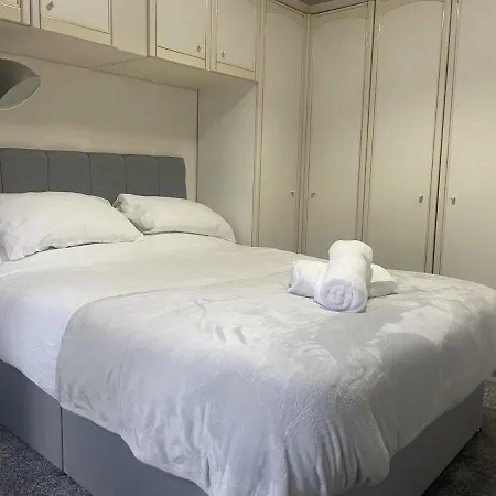 Immaculate 3-bed In Close To M8 Apartment Glasgow